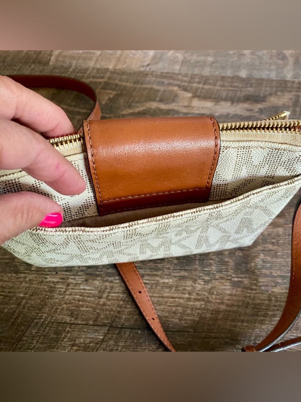 Michael Kors Vanilla/Brown Leather Signature Fulton Monogram Crossbody bag - Picture 5 of 12